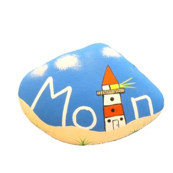 Bemalter Kieselstein in blau mit dem Woert Moin und einem Leuchtturm